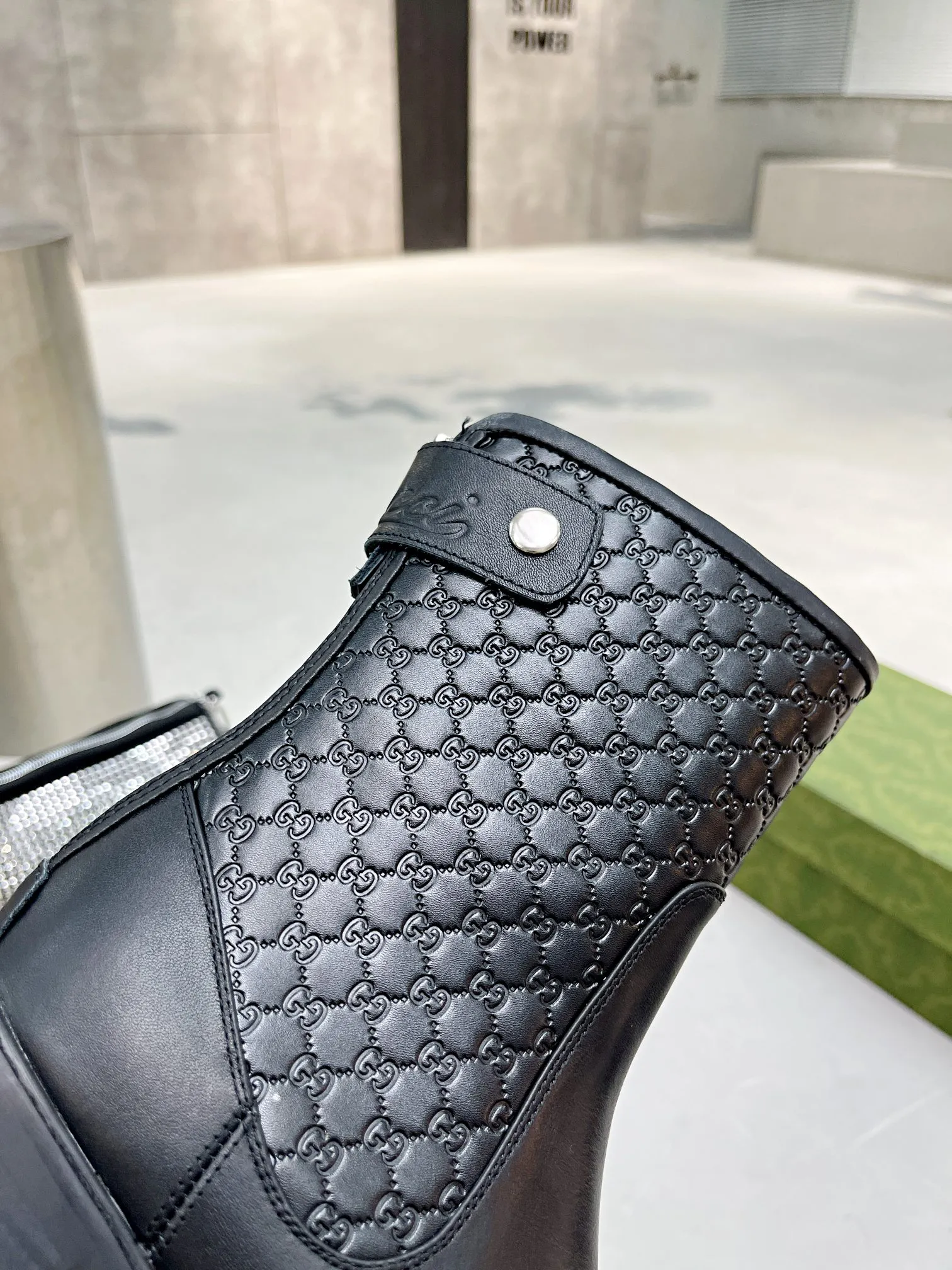 👟👟Ex-factory price 600👟👟 Gucci | Gucci short boots small embossed model ²⁰²¹𝐬𝐬 ⭐️ G home main series classic full cowhide printed embossing original classic never goes out of style 👟👟representative of classic hot style double G embossed As an iconic symbol of the brand with a distinctive style, each logo contains the brand's unique historical heritage and value pursuit, interpreting the fashionable and timeless aesthetic concept with enduring charm. Classic brand logo, brand spirit. ❥Gucci purchasing agent level! Full of high-end feel! This is a popular model among bloggers at home and abroad. It makes your feet look slender. It feels so beautiful on your feet! Upper: Original calfskin Lining: Imported sheepskin lining Outsole: Original molded outsole Shoe shaft height: 25cm Heel height: 4cm Shoe size: 35-39 (34, 40, 41 can be customized) Packaging: Original high-end full set of green packaging